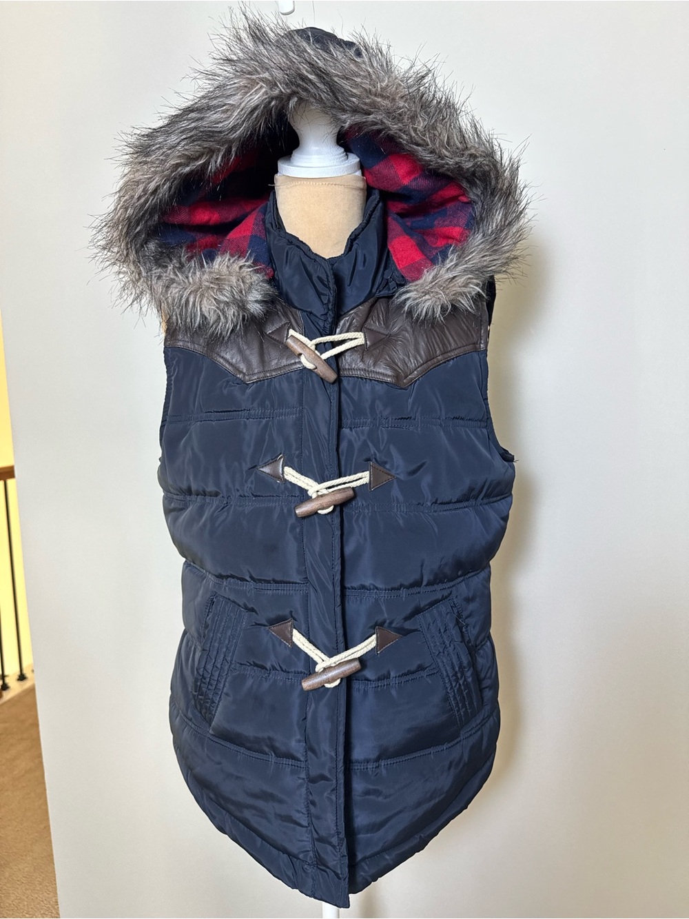 Ci Sono Navy Puffer Vest with Faux Fur Hood and Red Plaid Lining Size L